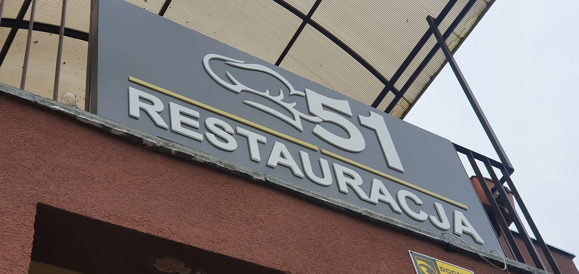 Litery przestrzenne 3D z logo na szyldzie restauracji 51