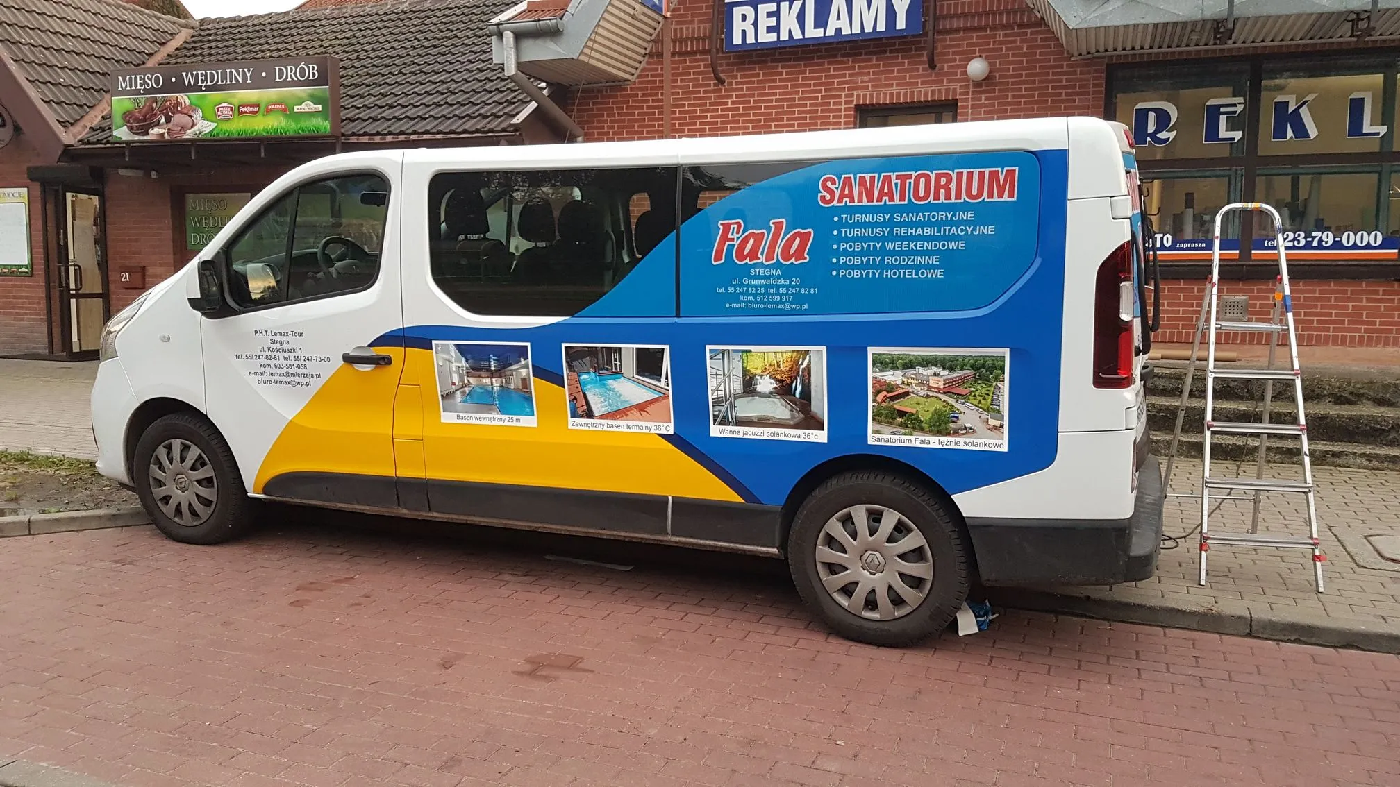 Samochód dostawczy w pełnym oklejeniu reklamowym Sanatorium Fala