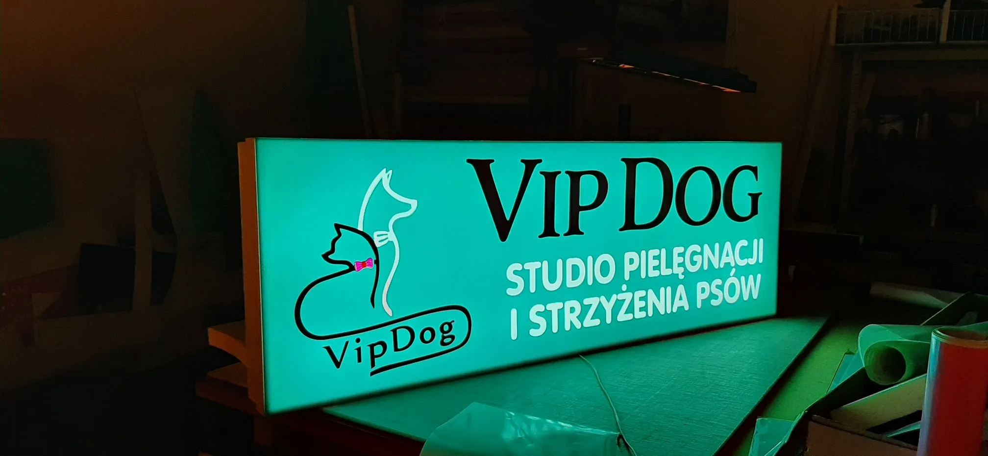 Podświetlany kaseton reklamowy studia pielęgnacji psów VIP Dog