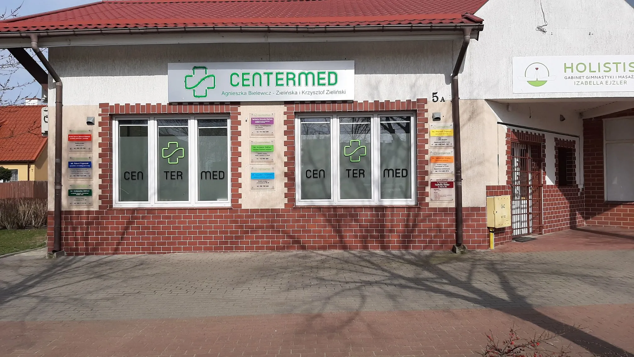 Kompleksowe oznakowanie lokalu przychodni CenterMed - szyld i oklejona witryna