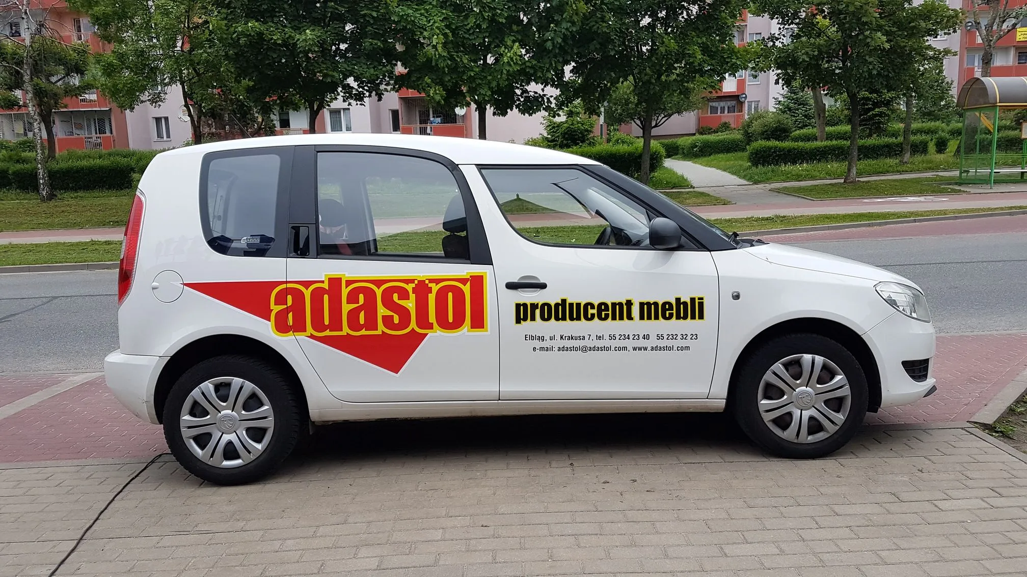 Skoda Roomster z oklejeniem reklamowym producenta mebli Adastol