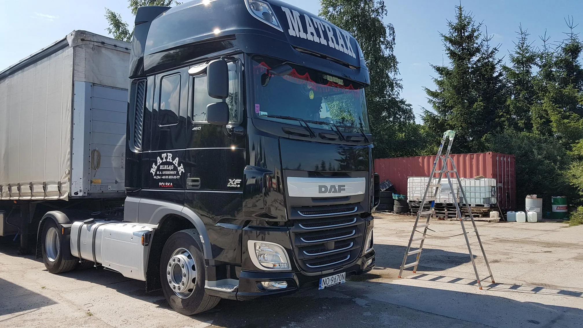 Ciągnik siodłowy DAF z oklejeniem firmy transportowej Matrak z Elbląga