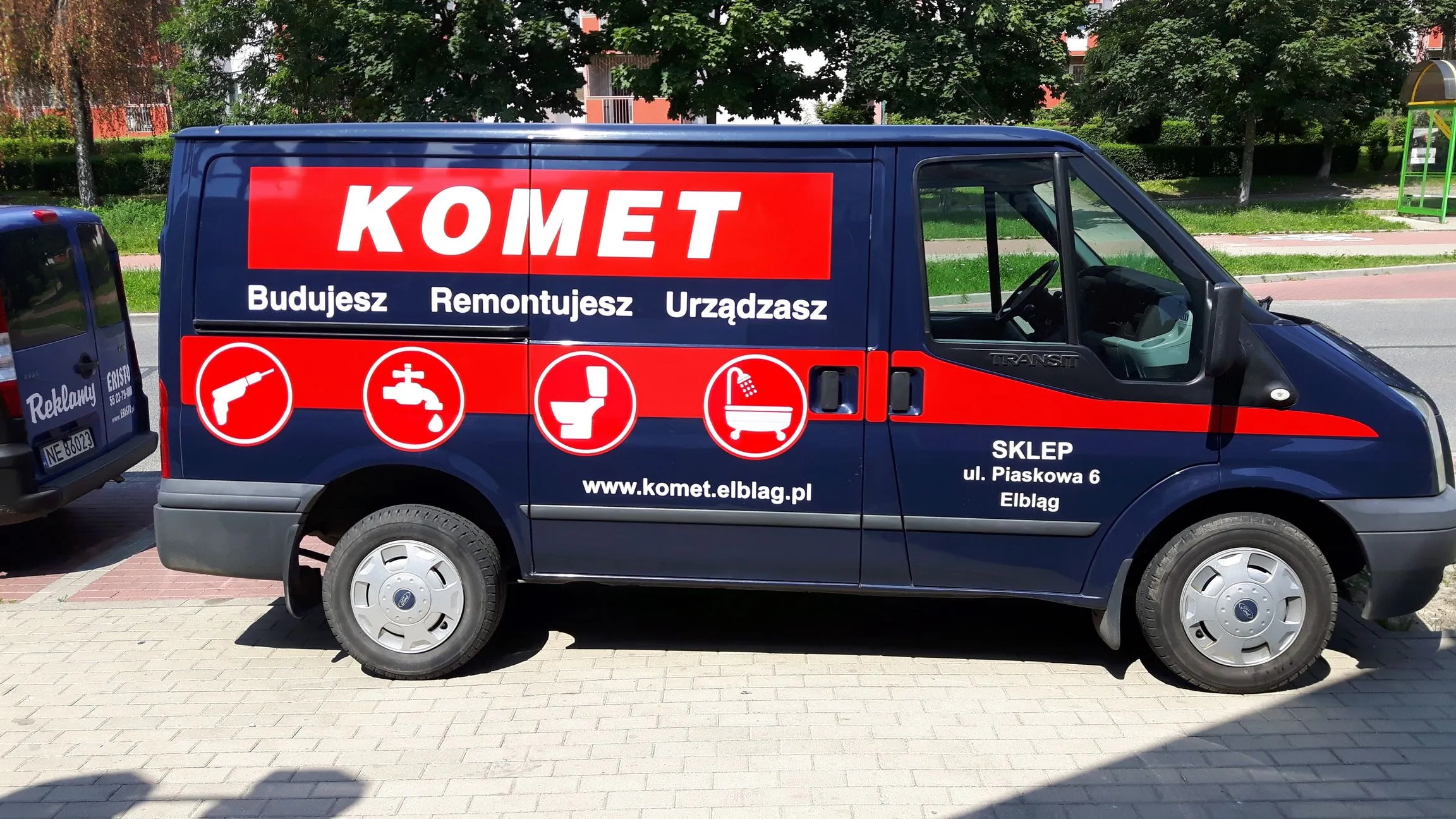 Ford Transit z oklejeniem reklamowym firmy Komet