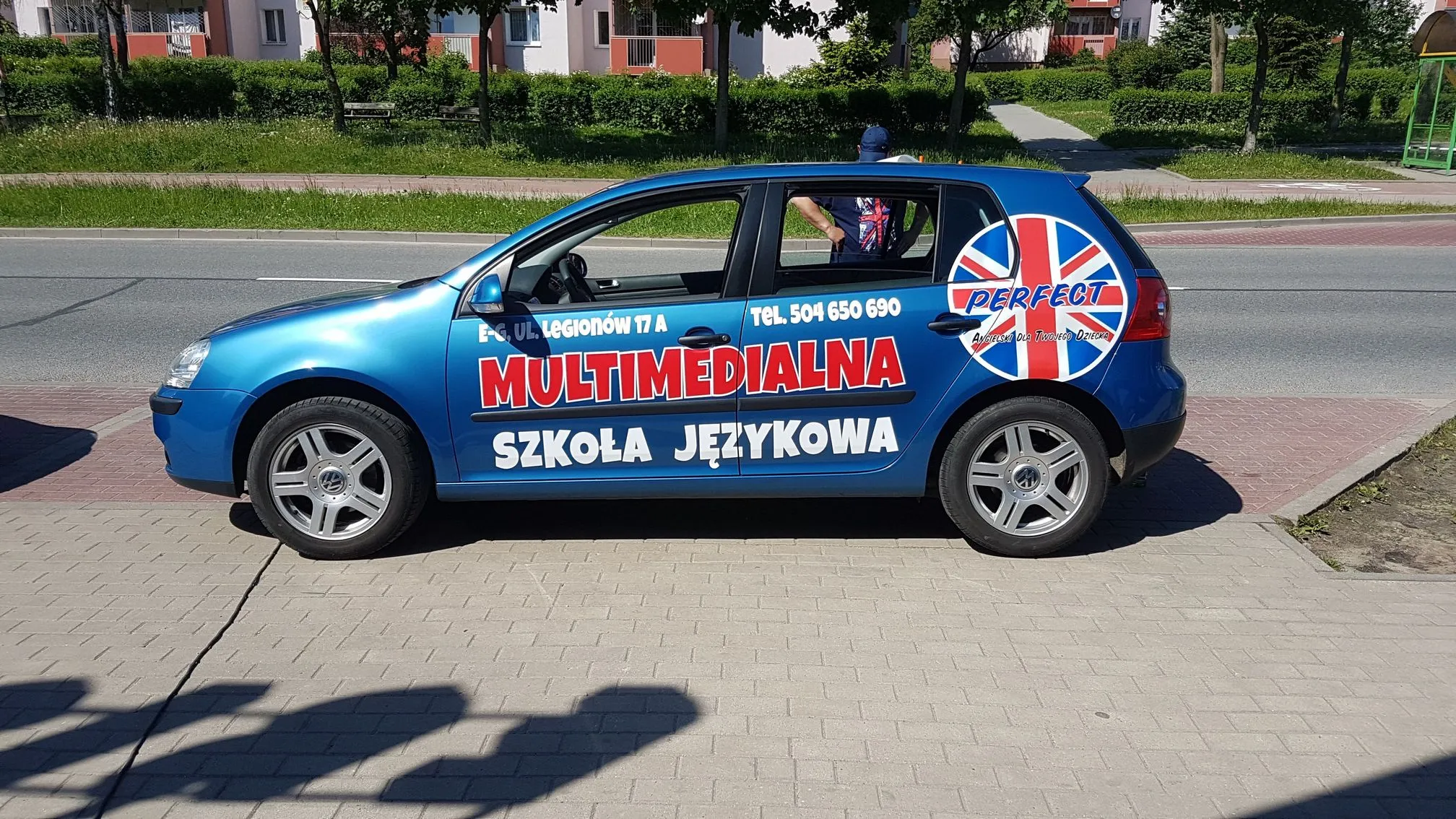 Volkswagen Golf w pełnym oklejeniu szkoły językowej Perfect