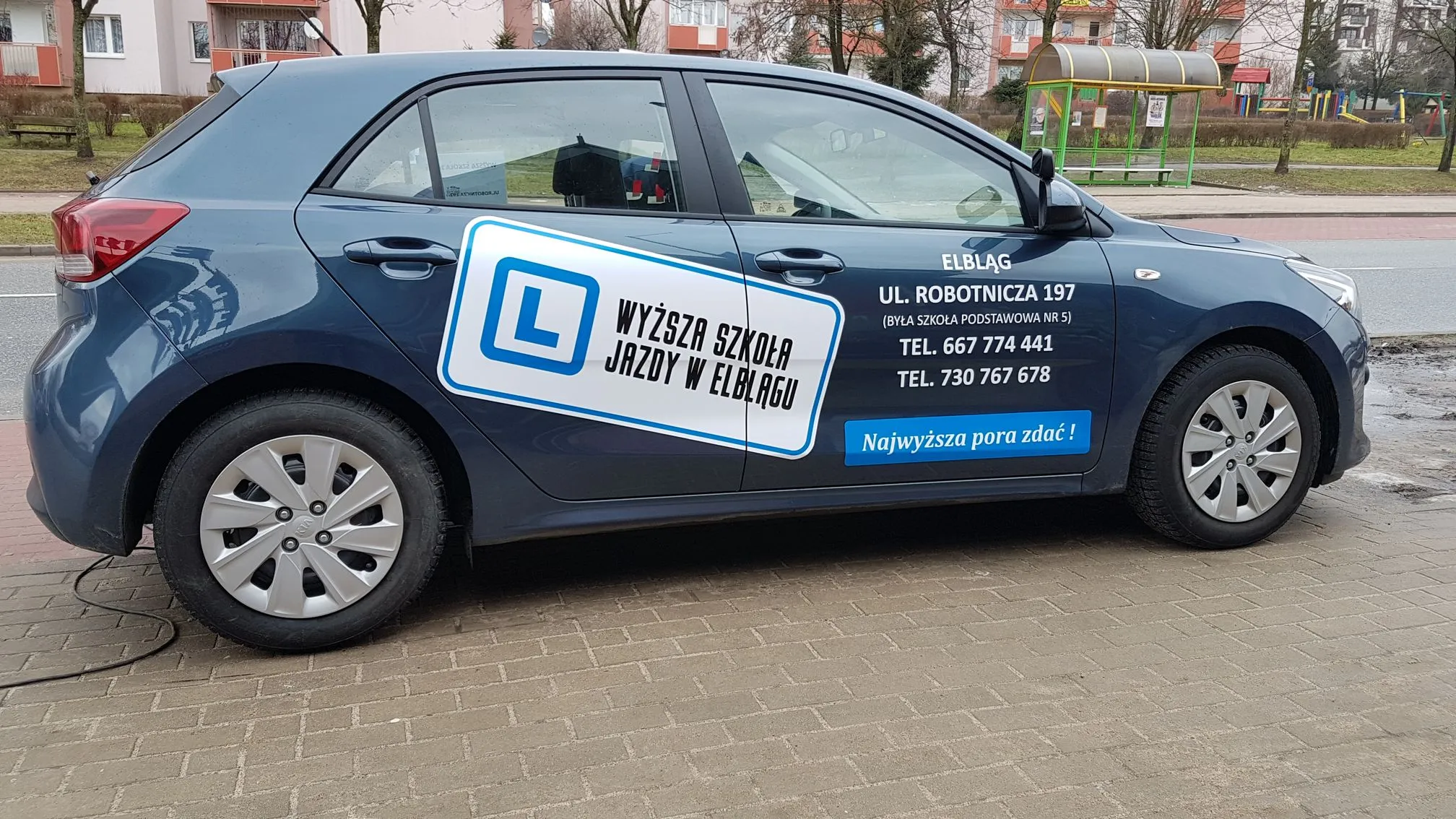 Kia Rio z oklejeniem Wyższej Szkoły Jazdy w Elblągu