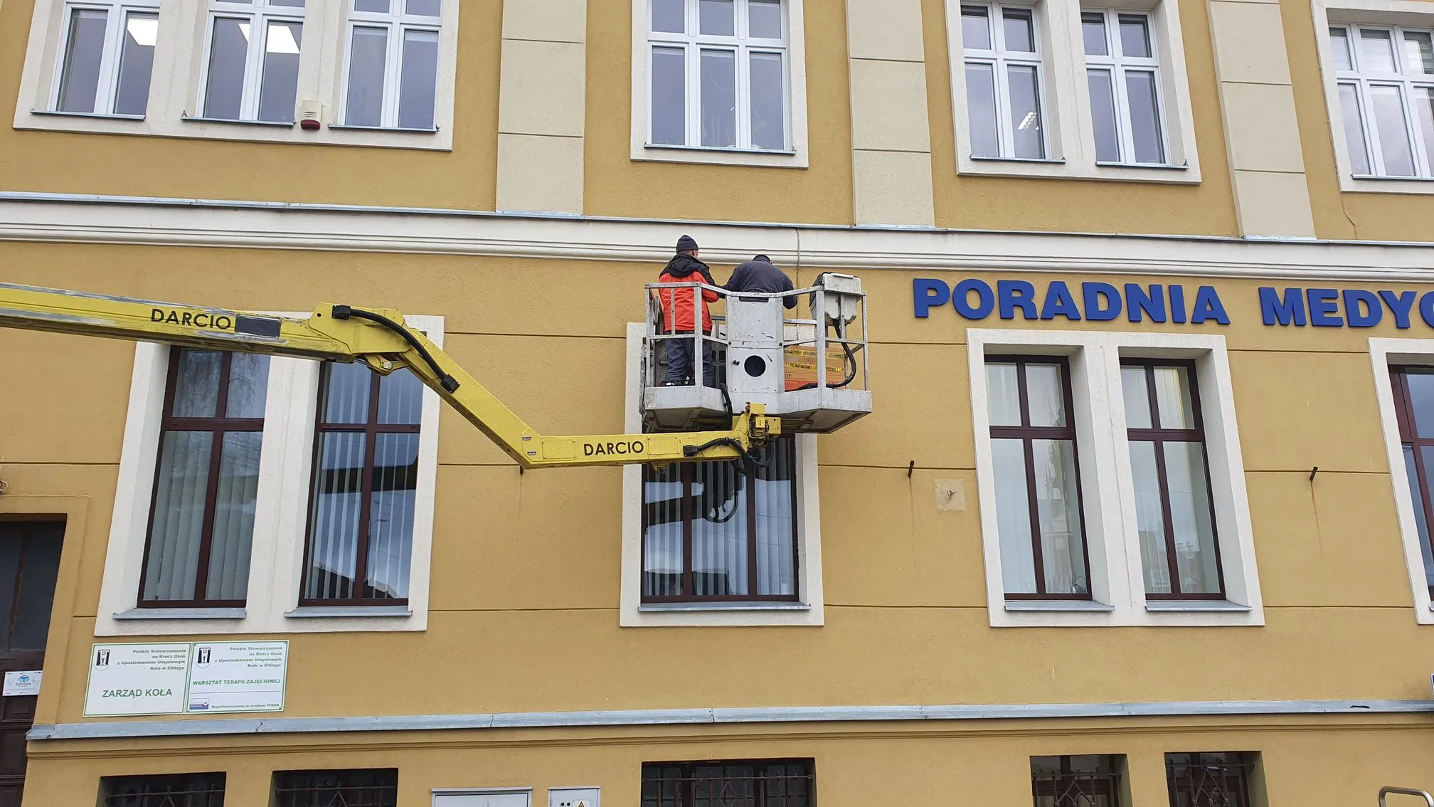 Montaż liter przestrzennych na elewacji z podnośnika koszowego