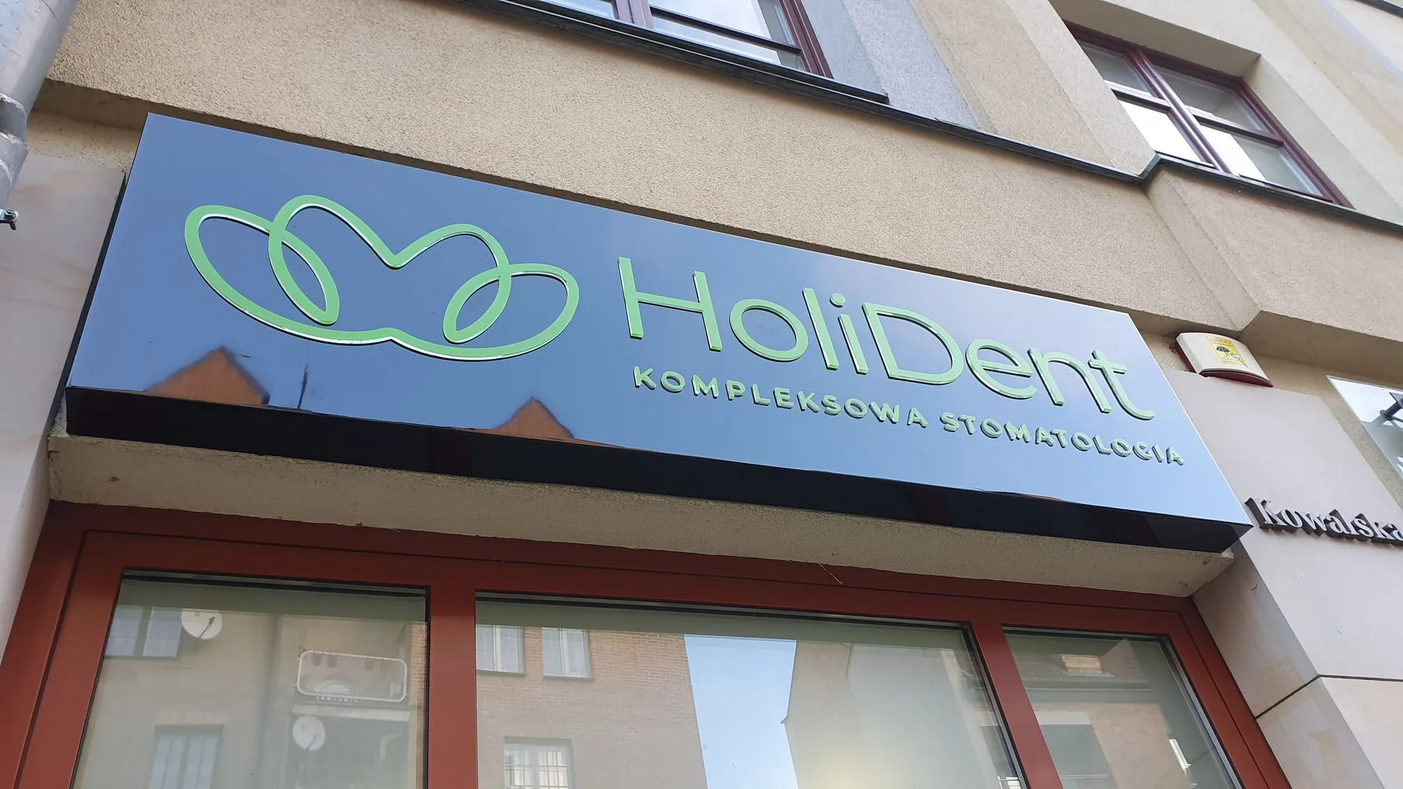 Kaseton reklamowy kliniki stomatologicznej HoliDent z przestrzennym logo