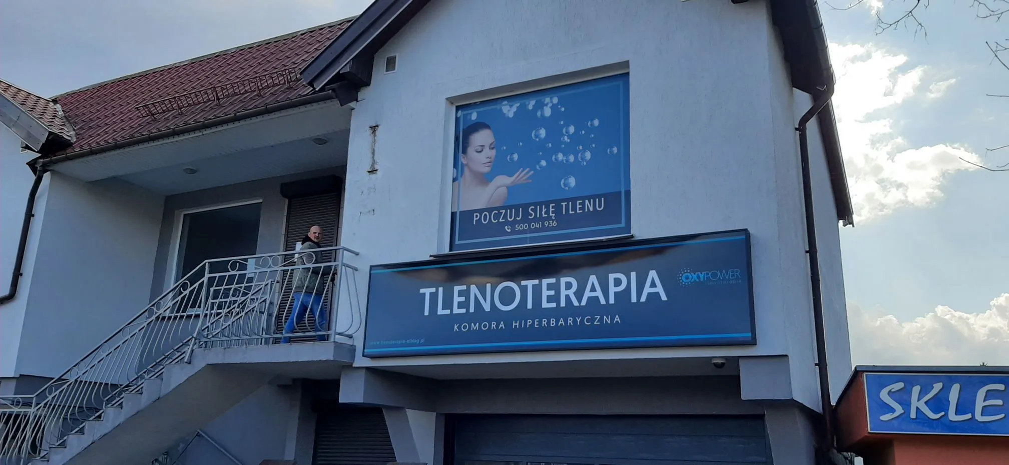 Witryna lokalu oklejona grafiką wielkoformatową - komora hiperbaryczna