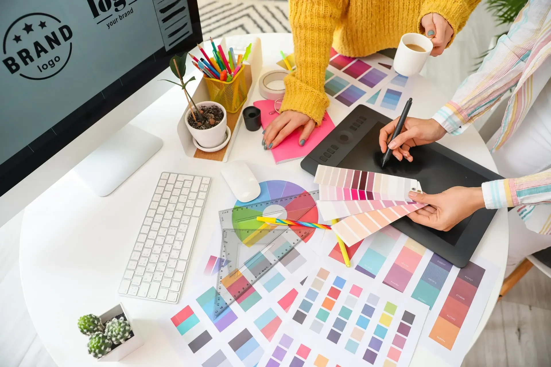 Dobieranie palety kolorów nad próbnikami w studiu graficznym