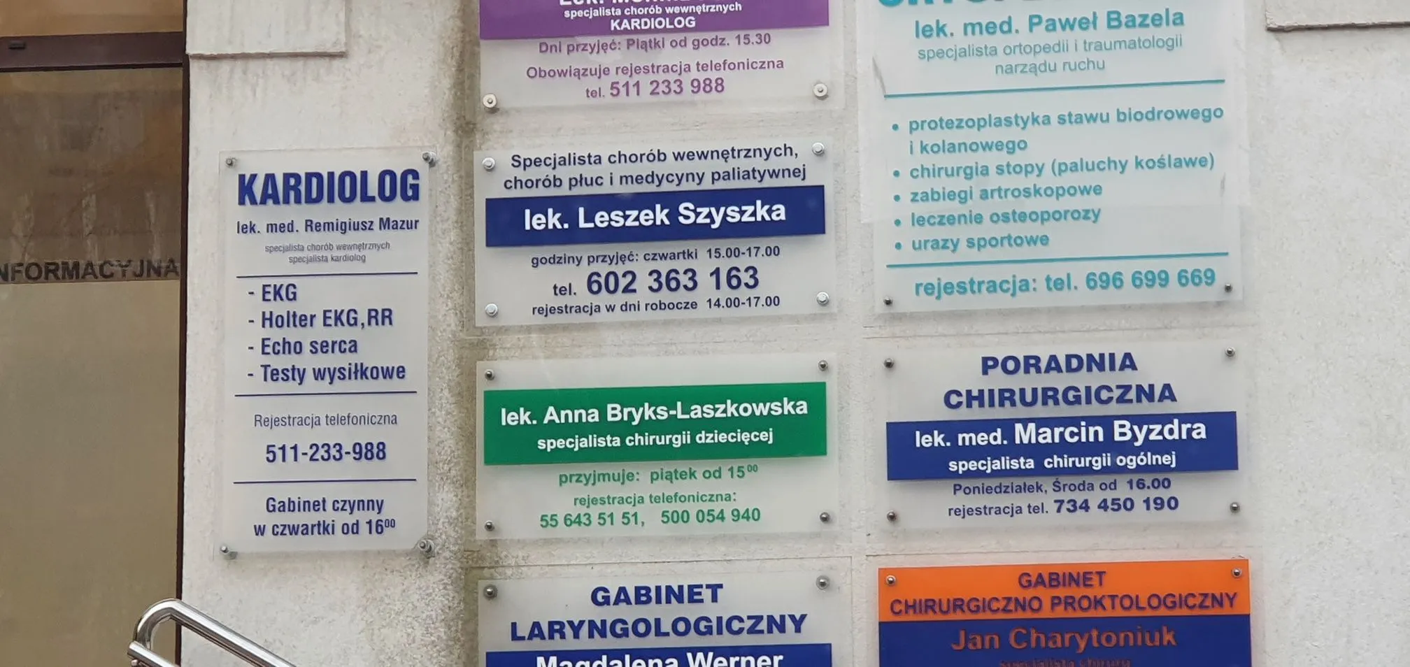 Ściana tablic informacyjnych gabinetów lekarskich