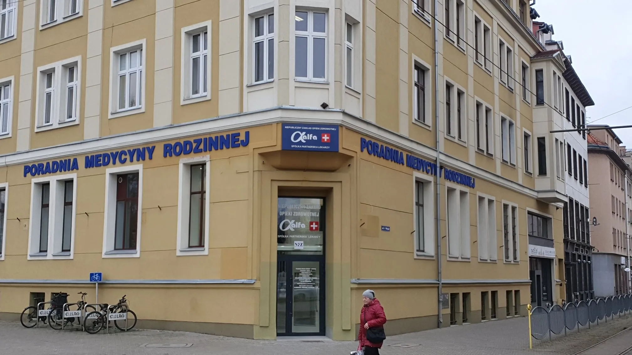 Niebieskie litery przestrzenne 3D na elewacji Poradni Medycyny Rodzinnej