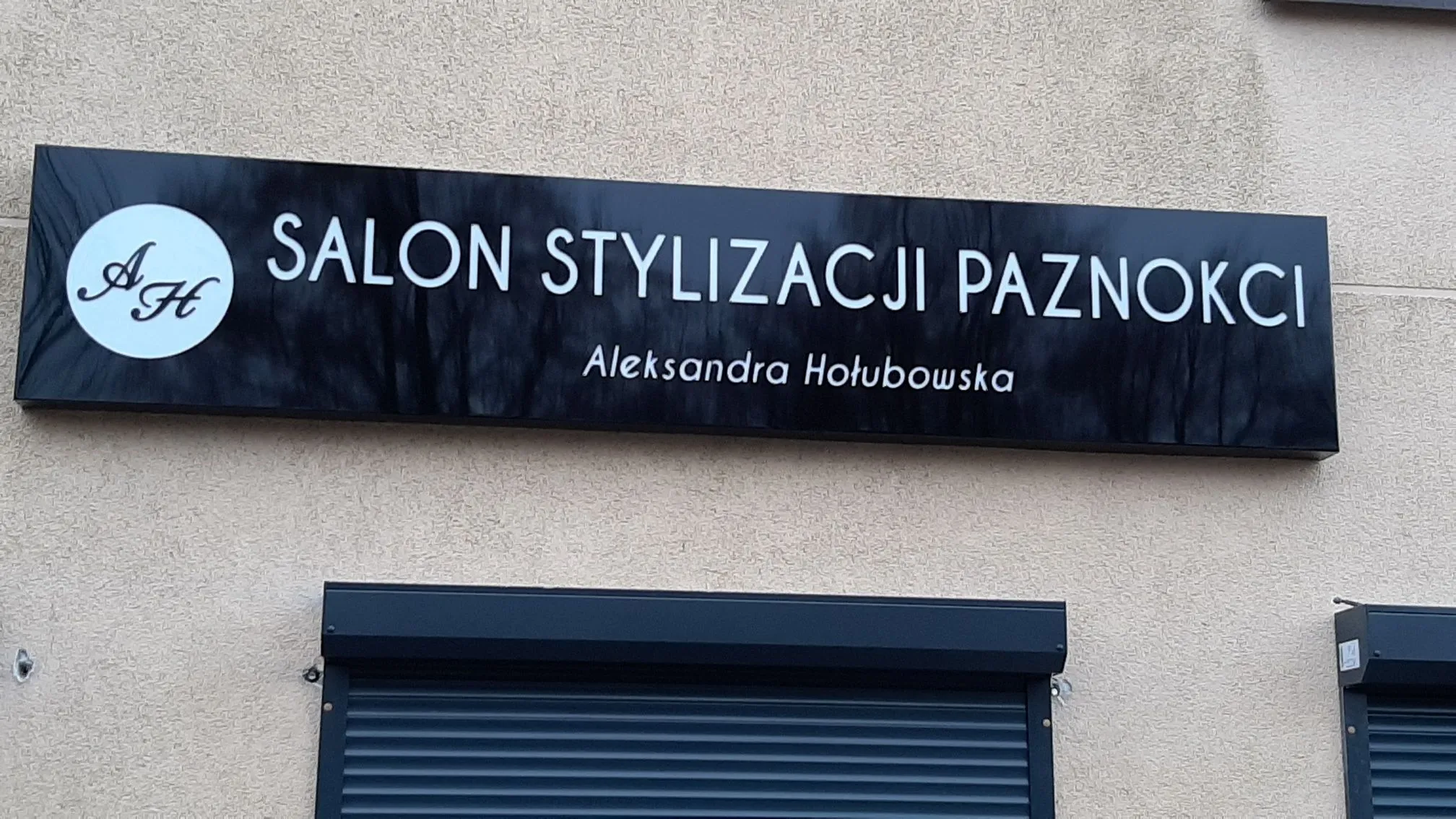 Czarny kaseton salonu stylizacji paznokci