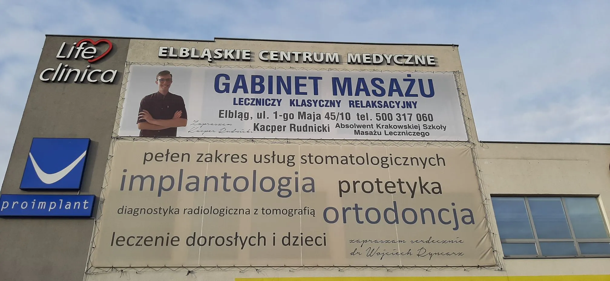 Banery wielkoformatowe na elewacji Elbląskiego Centrum Medycznego