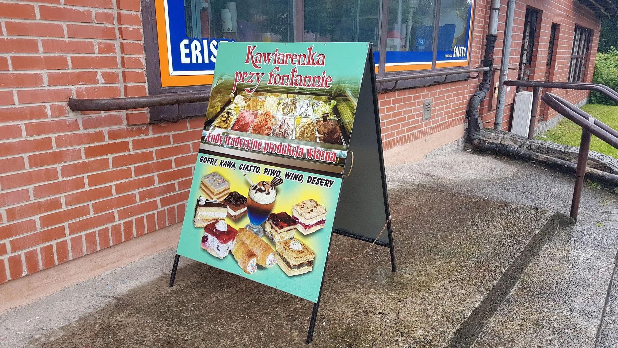 Potykacz reklamowy kawiarni przed pracownią Eristo