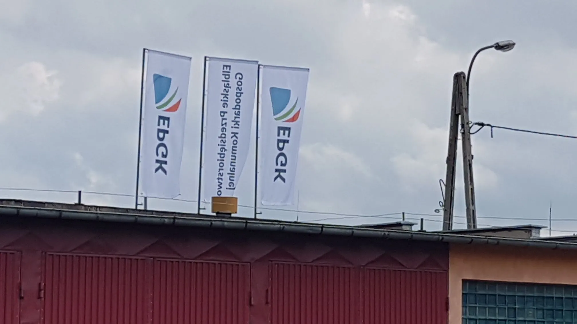 Flagi reklamowe EPGK na masztach dachowych - realizacja Eristo